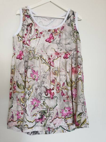 Sleeveless shirt with pink flowers