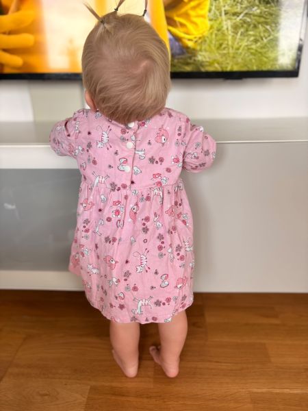 Girl with dress Linda on, from the back