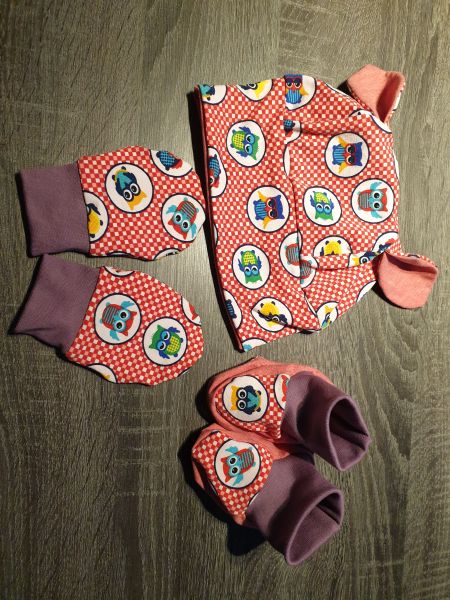 Set with hat, mittens and booties with cute owls on red white square background